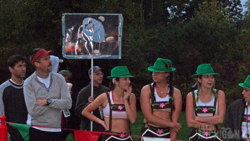 Lederhosen girls
